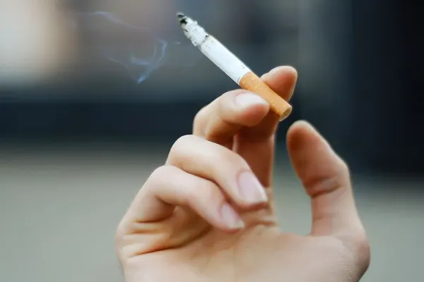 Pericolul mai mare decât fumatul care îți afectează sănătatea în oraș