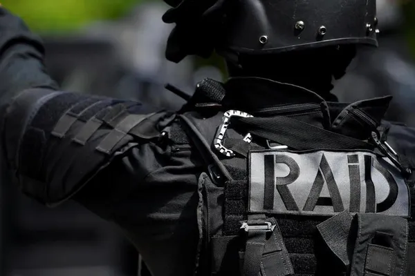 Luare de ostatici într-o localitate din Franța. Atacatorul a deschis focul asupra polițiștilor