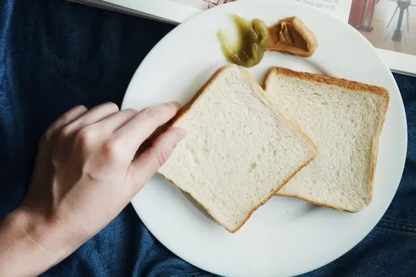 Ce se întâmplă cu alimentele când expiră? Sunt toxice sau mai pot fi consumate?