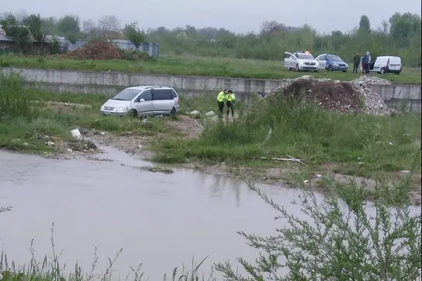 Urmărire ca-n filme la Suceava! Polițiștii au tras cinci focuri de armă după un contrabandist