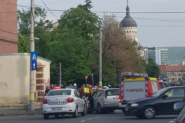 Pieton lovit în plin de mașina de poliție