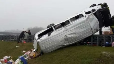 Un microbuz s-a răsturnat, după explozia unui cauciuc. 6 ambulanțe la locul accidentului