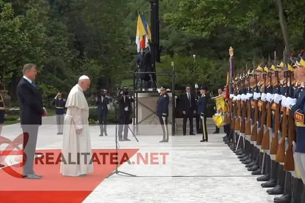 Klaus Iohannis i-a şoptit Papei Francisc cum să salute în limba română. VIDEO realitatea.net