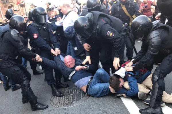 Violențe în Rusia: Peste 120 de persoane, arestate pentru că au scandat sloganuri anti-Putin