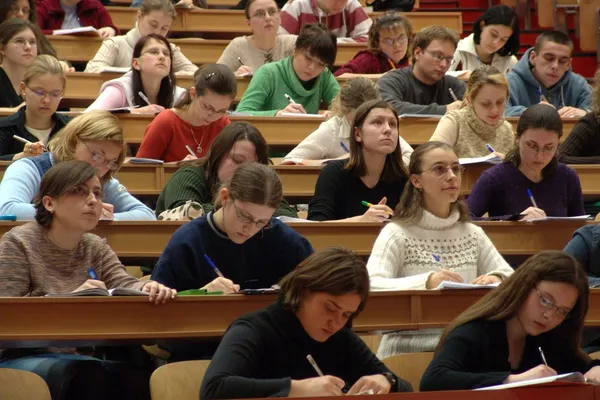 Programe de sprijin pentru studenți și familiile tinere: ce MĂSURI ia Guvernul. Anunțul premierului Ciucă