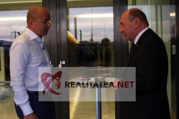 Imagini din culisele Realitatea TV: Cozmin Guşă, faţă în faţă cu Traian Băsescu într-un studio TV, după 17 ani