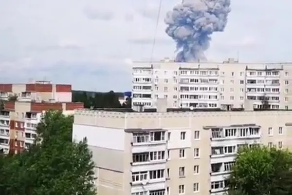 Explozii în lanț la o fabrică de muniții din Rusia. 180 de blocuri distruse!