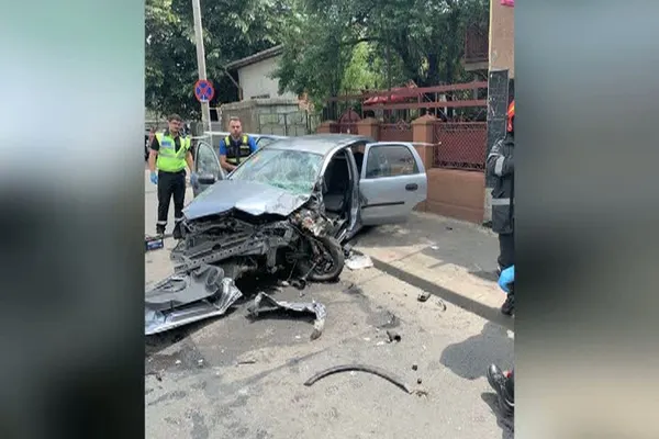 Accident cumplit în București: Un bărbat a intrat cu mașina într-un autobuz. Trei victime