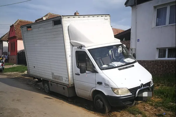 Halucinant! La 14 ani a plecat cu duba prin sat şi a făcut accident