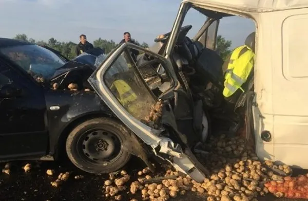 Accident cumplit! Tânără ucisă de cartofii pe care-i transporta în mașină