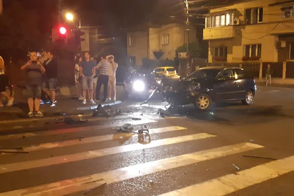 Grav accident pe o stradă din Cluj: 3 persoane rănite după ce un şofer a trecut pe roşu