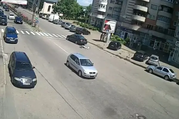 O mamă și copilul ei, loviți de o mașină pe trecerea de pietoni. Imagini teribile