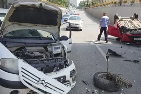 Accident spectaculos, în Timișoara. Mașină răsturnată sub pasaj: o victimă