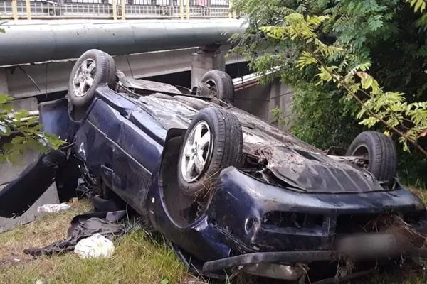 Accident spectaculos în Suceava, un autoturism a căzut de pe un pod