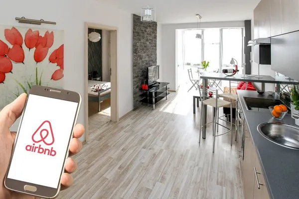 Airbnb suspendă operaţiunile din Rusia şi Belarus