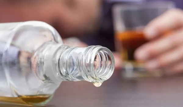 A sunat la poliție ca să reclame ca i s-a furat sticla de alcool. REACȚIA polițiștilor l-a surprins