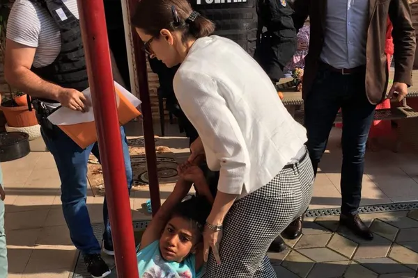 Fetiță de 8 ani, luata cu mascații de părinții adoptivi din SUA. Proteste în fața casei ei