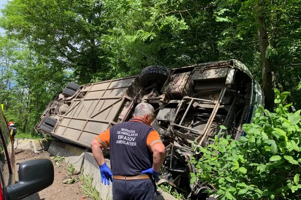 Accident cumplit: Un autocar cu 30 de copii, răsturnat în Brașov