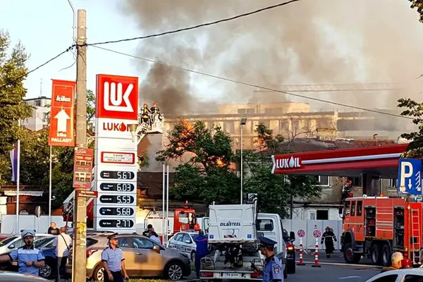 Incendiu uriaș în București. Au ars o casă și un restaurant, lângă o benzinărie