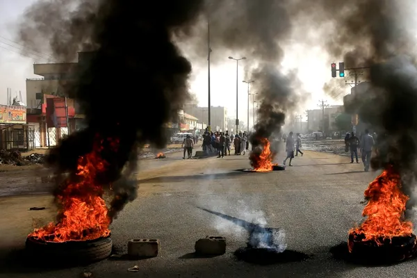 Proteste pentru înlăturarea dictaturii transformate în măcel: 60 de oameni uciși în Sudan