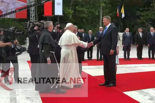 Momentul cel mai haios al vizitei Papei Francisc în România. VIDEO realitatea.net