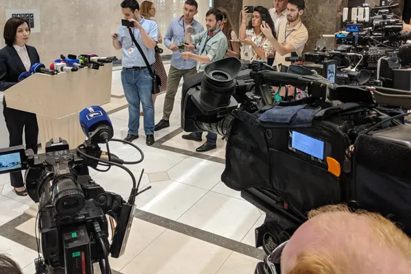Luptă pentru putere la Chișinău. UE recunoaște oficial guvernul ”legitim” condus de Maia Sandu