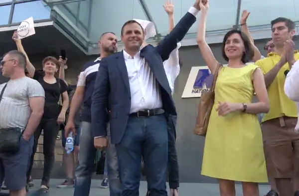 Popularii europeni salută schimbarea de guvern de la Chişinău