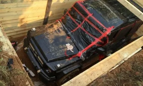 Au găsit un Mercedes G-Class îngropat în pământ în Rusia şi au rămas şocaţi când l-au verificat