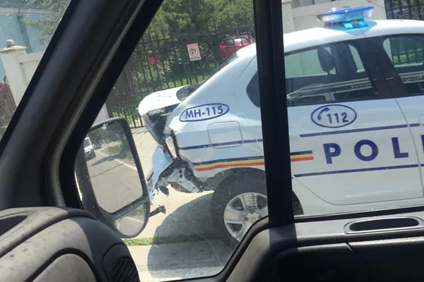 Polițiștii au bușit trei autospeciale noi în Balș. Încercau să depășească coloana de mașini