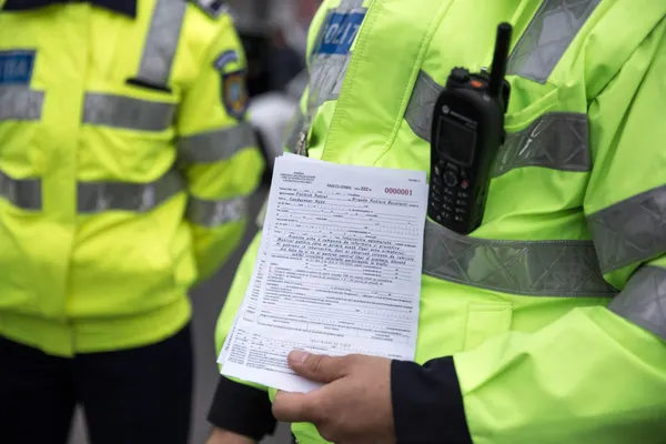Tânăr prins de 5 ori, în 3 zile, conducând fără permis. Declarația care i-a șocat pe polițiști