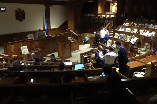 Evenimente dramatice la Chișinău. Ziua în care Republica Moldova s-a trezit cu două guverne