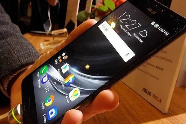 Incredibil! Cum se modifică trupul omului din cauză că foloseşte prea mult telefonul mobil