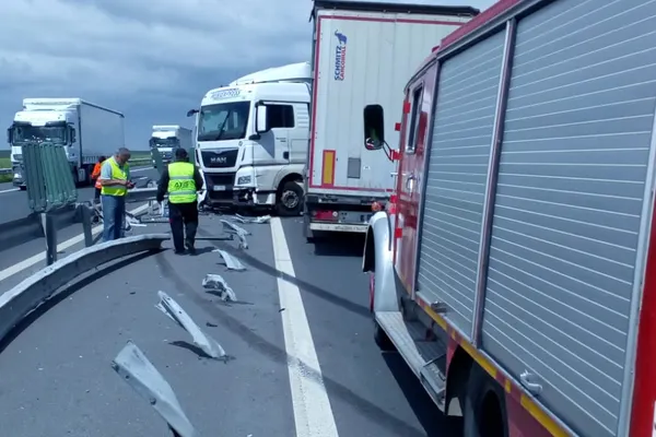 Accident pe A1, s-a circulat cu dificultate în zonă: coliziune între un TIR şi camionetă