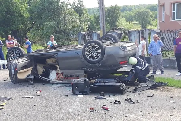 Grav accident la Satu Mare. Două mașini s-au făcut praf: un mort și trei răniți