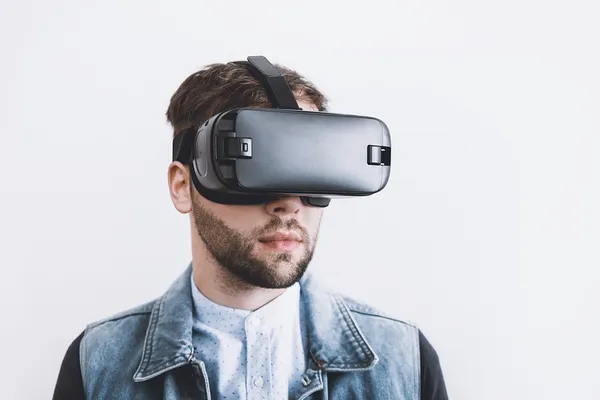 Cum este să trăiești o săptămână întreagă în realitatea virtuală