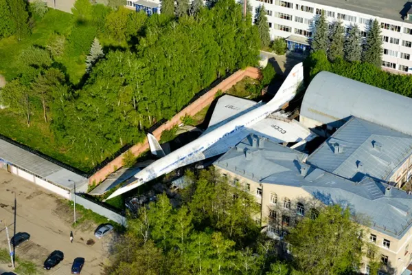 Imaginea bizară surprinsă din dronă. Avionul supersonic din spatele blocului