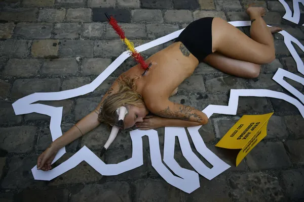 Femei dezbrăcate întinse pe stradă. De ce poartă coarne de taur