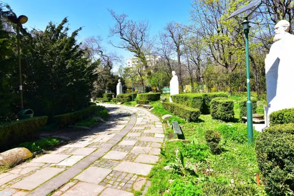 Sirena lui Nicușor Dan din parcul Cișmigiu sperie mai mult copiii decât ciorile
