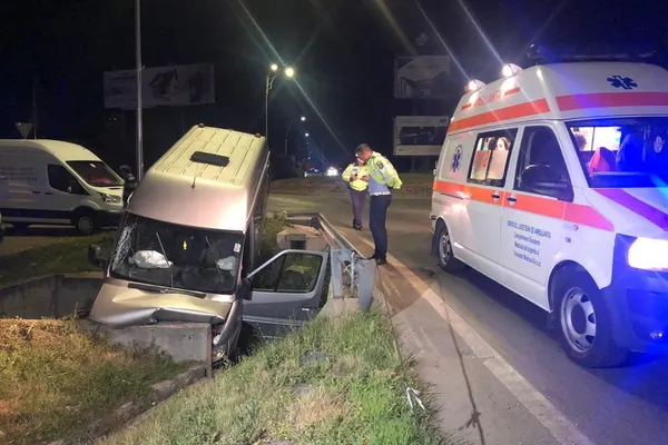 Microbuz cu opt pasageri implicat într-un accident la intrare în Cluj-Napoca