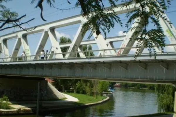 Pod pietonal de traversare a lacului Herăstrău, construit de Primăria Capitalei