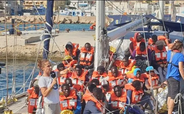 Situație dramatică: O navă cu migranți a acostat în Italia, alta așteaptă în larg. Furia lui Salvini