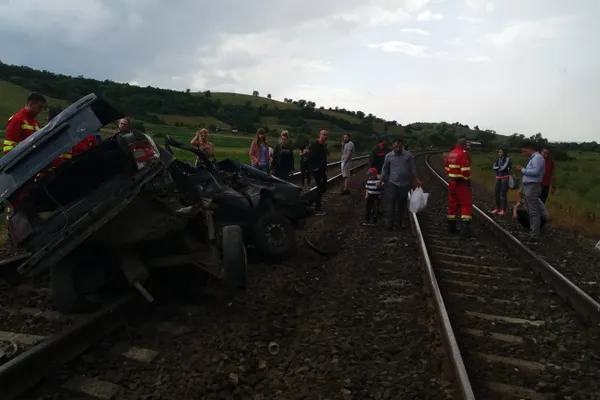 Accident feroviar, în județul Cluj: doi morți, după ce trenul le-a izbit în plin mașina