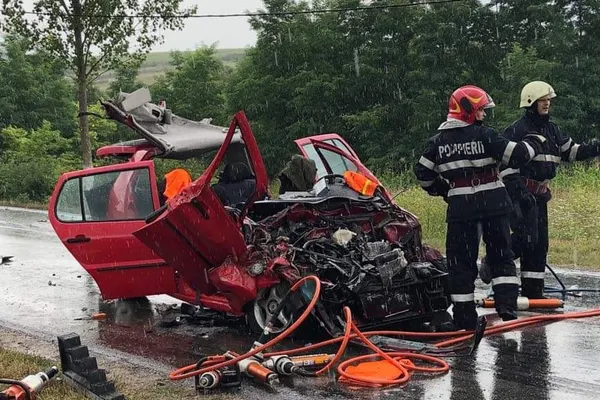 Accident infiorător în judeţul Alba, un autoturism a fost spulberat de un TIR (VIDEO)
