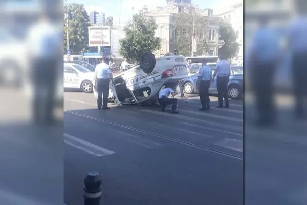 Mașină de poliție cu roțile în sus, în urma unui accident din Capitală