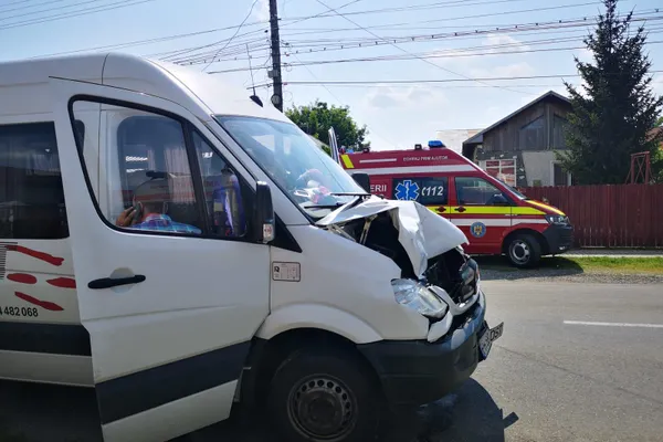 Un microbuz cu 20 de pasageri, implicat într-un grav accident în Prahova