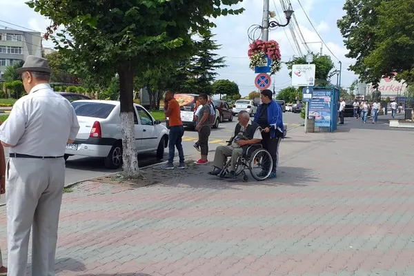 Adjunctul Poliţiei Locale Slatina a accidentat doi tineri pe trecerea de pietoni