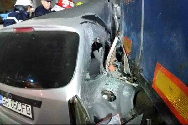 Patru tineri au murit, miercuri dimineaţă, într-un cumplit accident de maşină