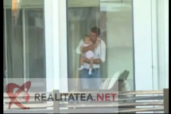 Cum arată casa unde s-ar afla Elena Udrea. Imagini în premieră cu iubitul și fetița lor