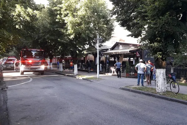 Arde un restaurant din Curtea de Argeş! Doi angajaţi intoxicaţi cu fum