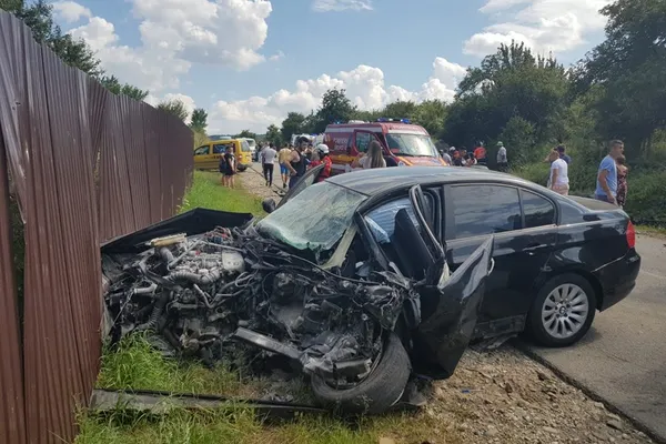 Grav accident rutier, în Bistrița-Năsăud. Trei victime, blocate în mașini